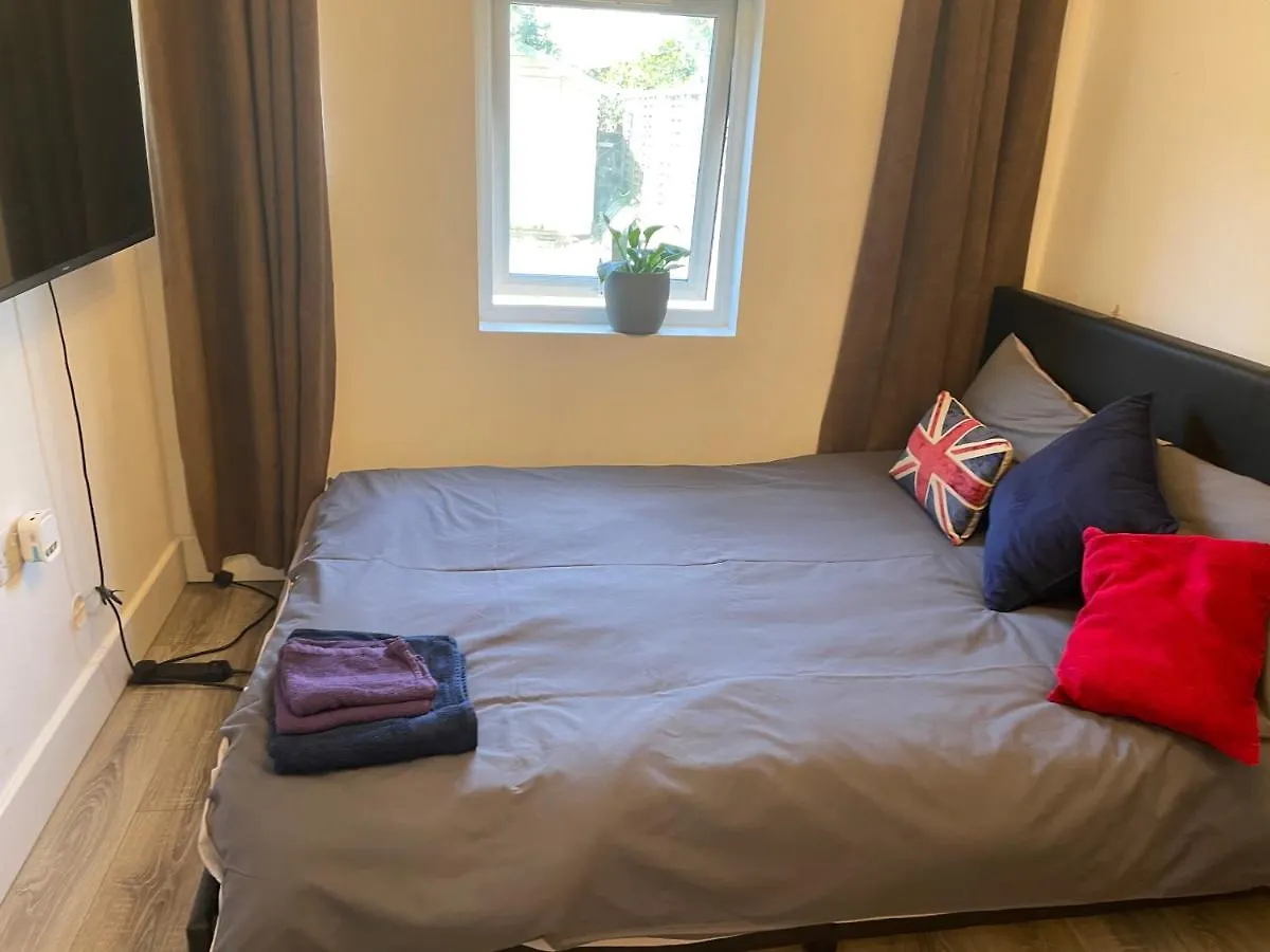Bed & Breakfast Stunning Twickenham Rugby Studio Flat Teddington